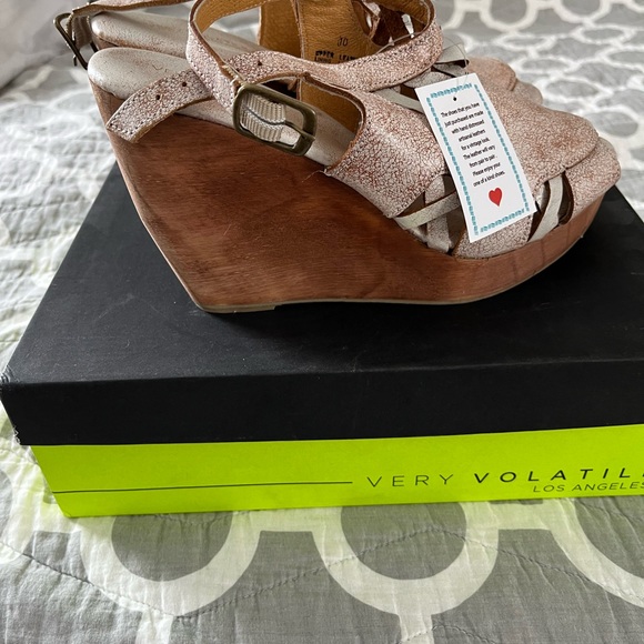 Very Volatile wedge Sandals. Sz 10 - Picture 5 of 7